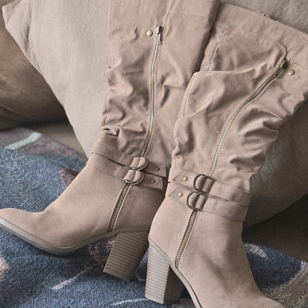 Boots Size 8 - Picture 2 of 6